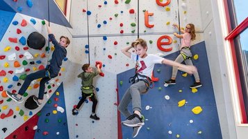 Kletterturm zum Klettern und Bouldern für Kinder im Familienhotel Zauchenseehof im Salzburger Land.
