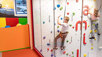 Kletterturm zum Klettern und Bouldern für Kinder im Familienhotel Zauchenseehof im Salzburger Land.