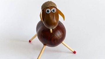 Basteln mit Kastanien, eine Ziege aus Kastanien