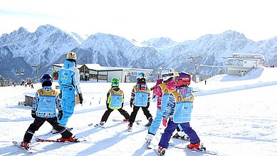 Das Familienhotel Alpenhof Dolomit Family in Südtirol ist im Winter perfekt gelegen an familienfreundlichen Pisten. Für die Kleinen werden professionelle Kinderskikurse angeboten.