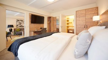 Das gemütliche Familienzimmer im Familienhotel Friedrichshof bietet viel Platz und modernen Komfort.