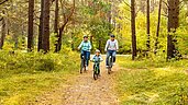 Entspannter Familienausflug mit den Fahrrädern durch die Wunderschöne Landschaft vom Familien Wellness Hotel Seeklause an der Ostsee.