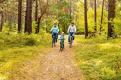 Entspannter Familienausflug mit den Fahrrädern durch die Wunderschöne Landschaft vom Familien Wellness Hotel Seeklause an der Ostsee.