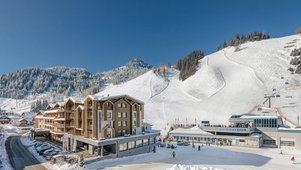 Visualisierung des Familienhotels Zauchenseehof im Winter mit direkter Lage an der Skipiste und Blick auf die Talstation der Zauchenseebahn.