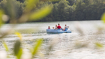 Familie fährt mit einem Trettboot auf dem Dankersee im Emsland. 