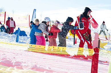 Kinder lernen Ski fahren in der Skischule rund um das Familienhotel Ottonenhof im Sauerland.