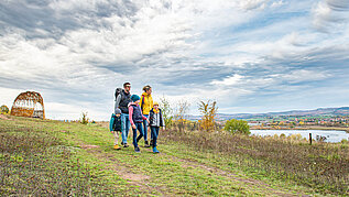 Wandern in der Rhön: Familie wandert auf dem "Spatzenstieg".