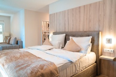 Gemütliches Familienzimmer mit Naturtönen im Familienhotel Friedrichshof.