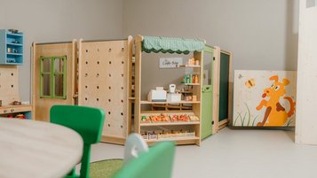 Im Mini-Supermarkt des Familienhotel Friedrichshof spielen die Kinder Einkaufen.