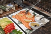 Frühstücksbuffet im Familienhotel Oberkarteis im Salzburger Land mit Lachs, frischem Gemüse und Dips.