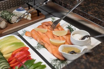 Frühstücksbuffet im Familienhotel Oberkarteis im Salzburger Land mit Lachs, frischem Gemüse und Dips.