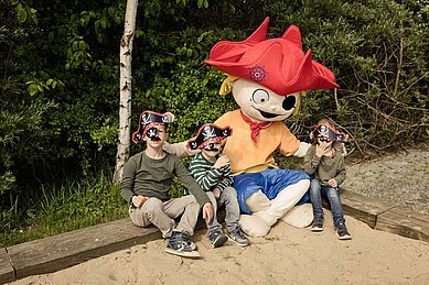 Kinder spielen mit dem Pirat-Maskottchen des Familien Wellness Hotel Seeklause an der Ostsee.