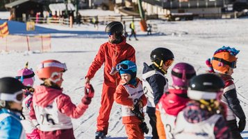 Kinder im Skikurs auf der SKipiste vom Familienhotel Hotel Tirolerhof an der Zugspitze.