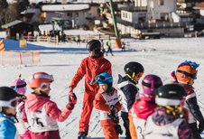 Kinder im Skikurs auf der SKipiste vom Familienhotel Hotel Tirolerhof an der Zugspitze.