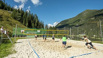 Beachvolleyball spielen im Familienhotel Zauchenseehof im Salzburger Land