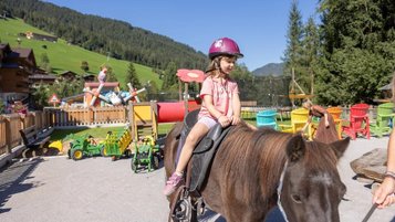 Kinder haqben viel freude beim Ponyreiten im Familienhotel Galtenberg in Tirol.