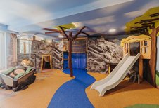Kreativ gestalteter Indoor-Spielbereich im Familienhotel Habachklause Salzburger Land mit Rutschen und Kletterlandschaft.
