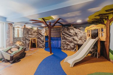 Kreativ gestalteter Indoor-Spielbereich im Familienhotel Habachklause Salzburger Land mit Rutschen und Kletterlandschaft.
