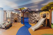 Kreativ gestalteter Indoor-Spielbereich im Familienhotel Habachklause Salzburger Land mit Rutschen und Kletterlandschaft.