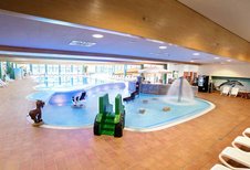 Das Kinderbecken mit Kleinkinderrutsche im familienfreundlichen Hallenbad des Hotels Sonnenhügel in der Rhön.