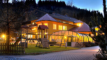 Das Kinderhotel Bruckwirt in Oberösterreich im Sommer bei Dunkelheit