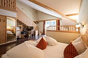 Schlafbereich in der Familiensuite mit einem Doppelbett im Familienhotel Alphotel Tyrol Wellness & Family Resort in Südtirol.