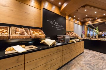 Großes Frühstücksbuffet mit reichlich frischer Auswahl im Familienhotel Das Kaltschmid in Seefeld in Tirol.