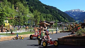 Sommer Freizeitzentrum mit vielen Outdoor Spielmöglichkeiten nahe des Familienhotels Oberkarteis