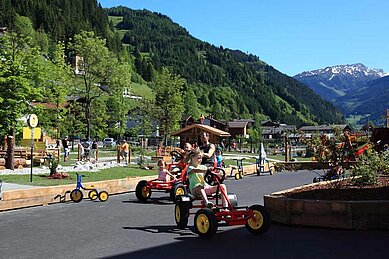 Sommer Freizeitzentrum mit vielen Outdoor Spielmöglichkeiten nahe des Familienhotels Oberkarteis