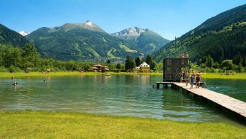 Badesee inmitten der Naturlandschaft am Familienhotel Sonngastein in Bad Gastein.
