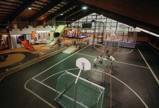Die Erlebnishalle des Hotel Sonngastein im Salzburger Land bietet viel Platz für gemeinsame Sport- und Spielmomente.