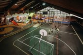 Die Erlebnishalle des Hotel Sonngastein im Salzburger Land bietet viel Platz für gemeinsame Sport- und Spielmomente.