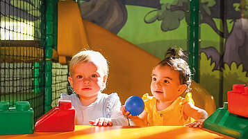 Zwei Kleinkinder spielen in der Softplayanlage im Baby-Spielbereich im Familienhotel Ulrichshof im Bayerischen Wald.