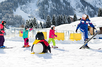 Kinder lernen voller Freude das Skifahren in der Kinderskischule vom Familienhotel Kaiserhof an der Tiroler Zugspitzarena.