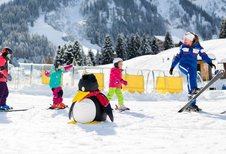 Kinder lernen voller Freude das Skifahren in der Kinderskischule vom Familienhotel Kaiserhof an der Tiroler Zugspitzarena.