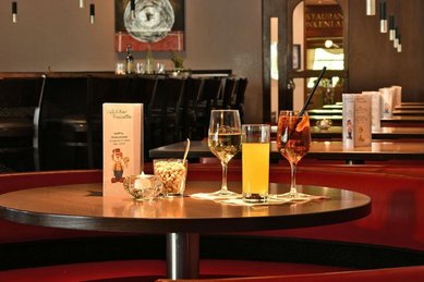 Cocktails und kleine Auszeiten warten in der Bar des Familienhotel Sonnenhügel im Rhön.
