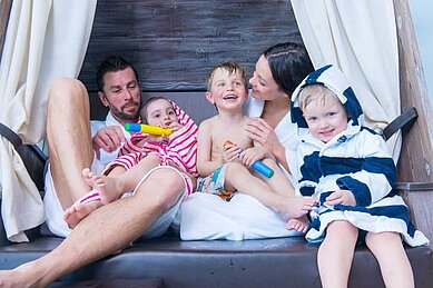 Eine Familie entspannt sich im Strandkorb im Familienhotel Alphotel im Allgäu.