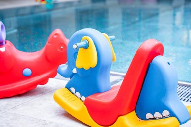 Bunte Spielelemente in Elefantenform am Kinderpool des Familienhotels Bruckwirt sorgen für Wasserspaß bei den Kleinsten.