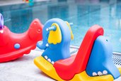 Bunte Spielelemente in Elefantenform am Kinderpool des Familienhotels Bruckwirt sorgen für Wasserspaß bei den Kleinsten.
