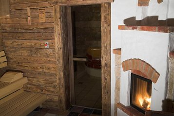 Gemütliche Sauna mit Kamin im Kinderhotel Bruckwirt in Oberösterreich.
