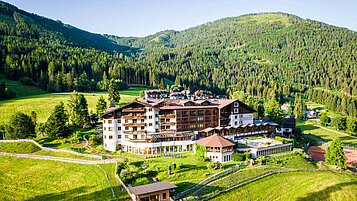 Das Familienhotel Der Kirchheimerhof in Kärnten auf der Luftperspektive.