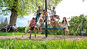 Kinder auf dem Outdoor-Kinderspielplatz im Familienhotel Mein Krug im Fichtelgebirge.