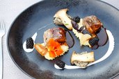 Kreativ angerichtetes Fleischgericht mit Brombeeren, Pilzen und Kartoffelpüree im Familienhotel Ramsi.