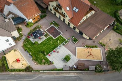 Luftbild vom Familienhotel Ottonenhof im Sauerland mit Hofanlage, Gartenflächen, Spielplätzen und Gebäuden.