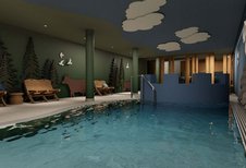Kinderbecken im Familienhotel Zauchenseehof mit verspielter Wanddekoration und gemütlichen Sitzmöglichkeiten.