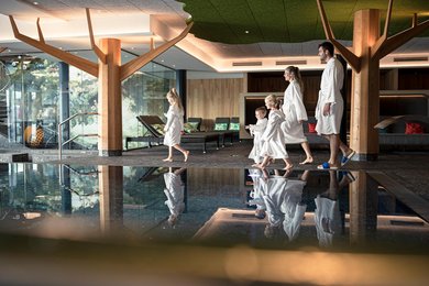 Die ganze Familie genießt im Familienurlaub den Wellnessurlaub im Familienhotel bei Familotel