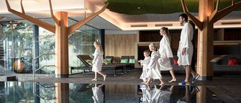 Die ganze Familie genießt im Familienurlaub den Wellnessurlaub im Familienhotel bei Familotel