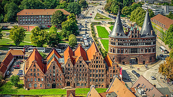 Luftaufnahme des Holstentors in Lübeck.