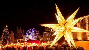 Stralsunder Weihnachtsmarkt in seiner leuchtenden Pracht am Abend.