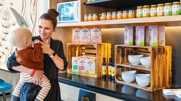 Babybuffet mit Babybreien und Babymahlzeiten im Familienhotel Elldus Resort im Erzgebirge